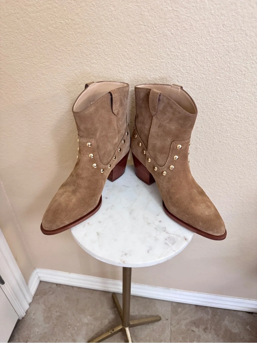 Women Coach Pauline tan honey Suede Pull On golden stud logo western booties 8.5